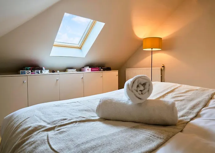 Atypical 2 Bedroom Apartment Near Train Station
