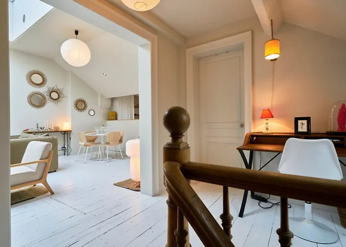 Atypical 2 Bedroom Apartment Near Train Station