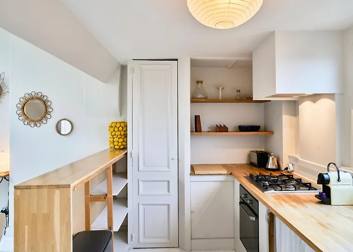 Atypical 2 Bedroom Apartment Near Train Station