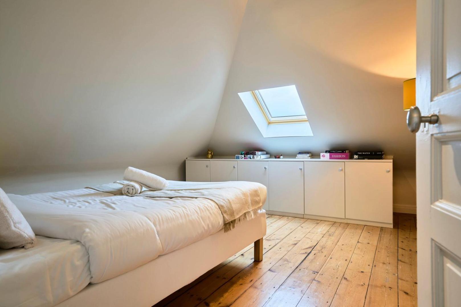Atypical 2 Bedroom Near Train Station Apartment *