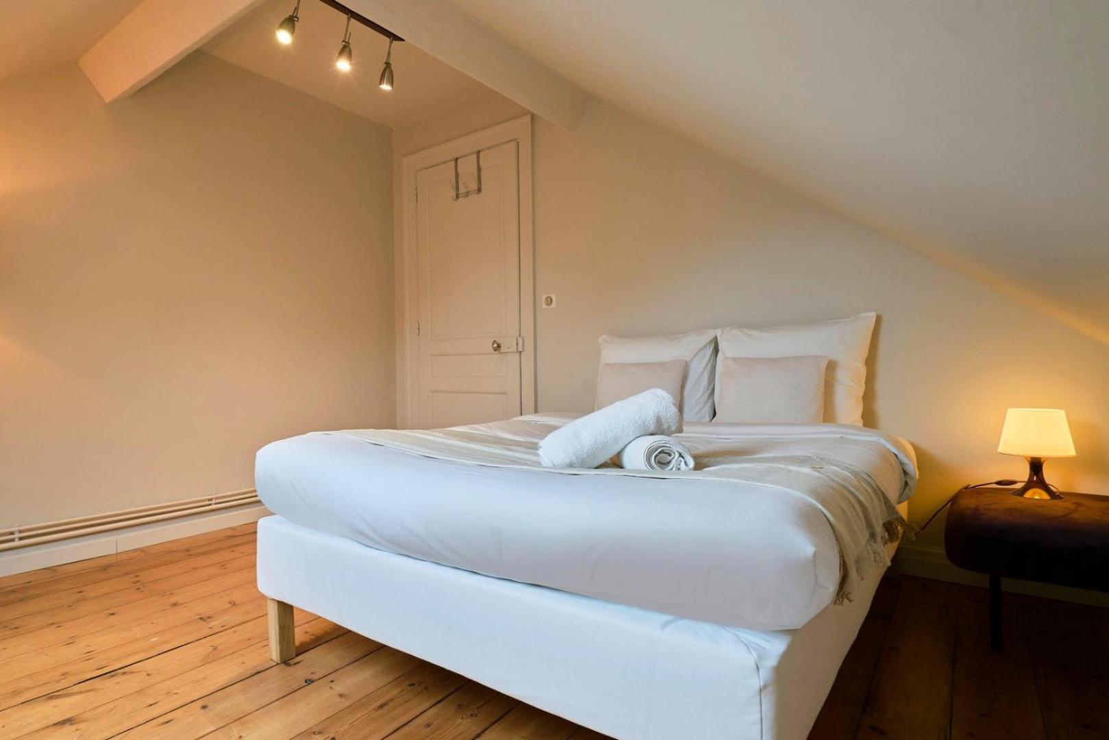 Atypical 2 Bedroom Near Train Station *