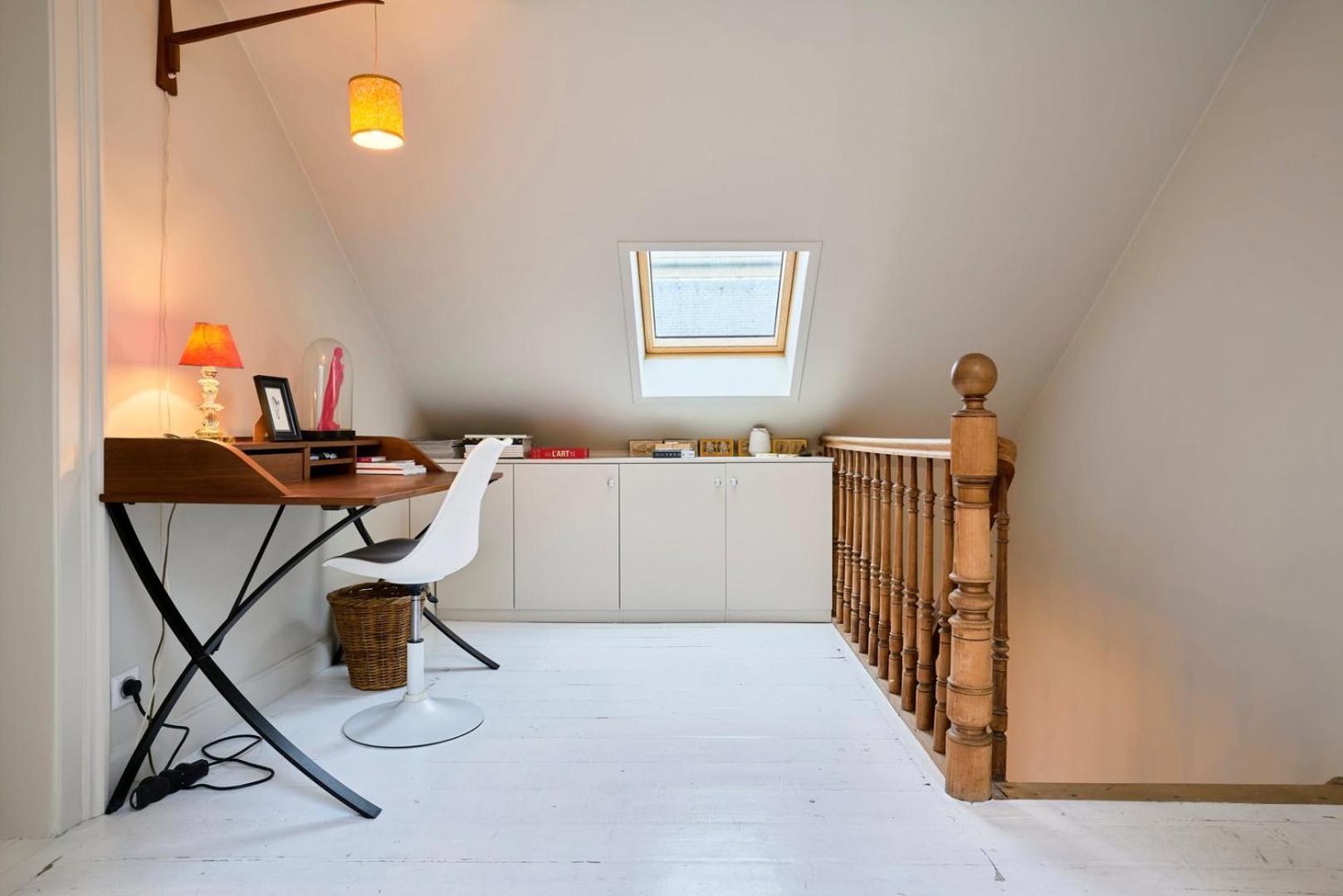 Atypical 2 Bedroom Near Train Station Apartment