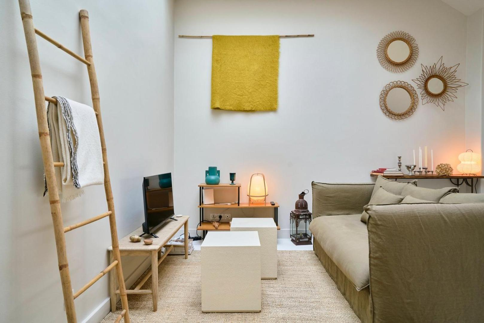 Apartment Atypical 2 Bedroom Near Train Station *
