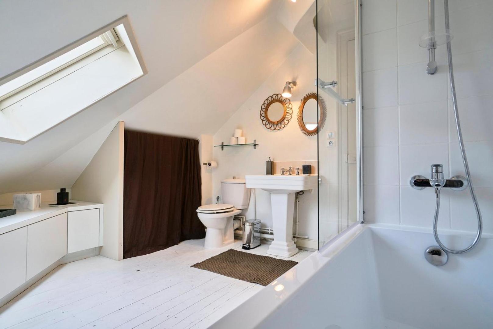 Atypical 2 Bedroom Near Train Station *