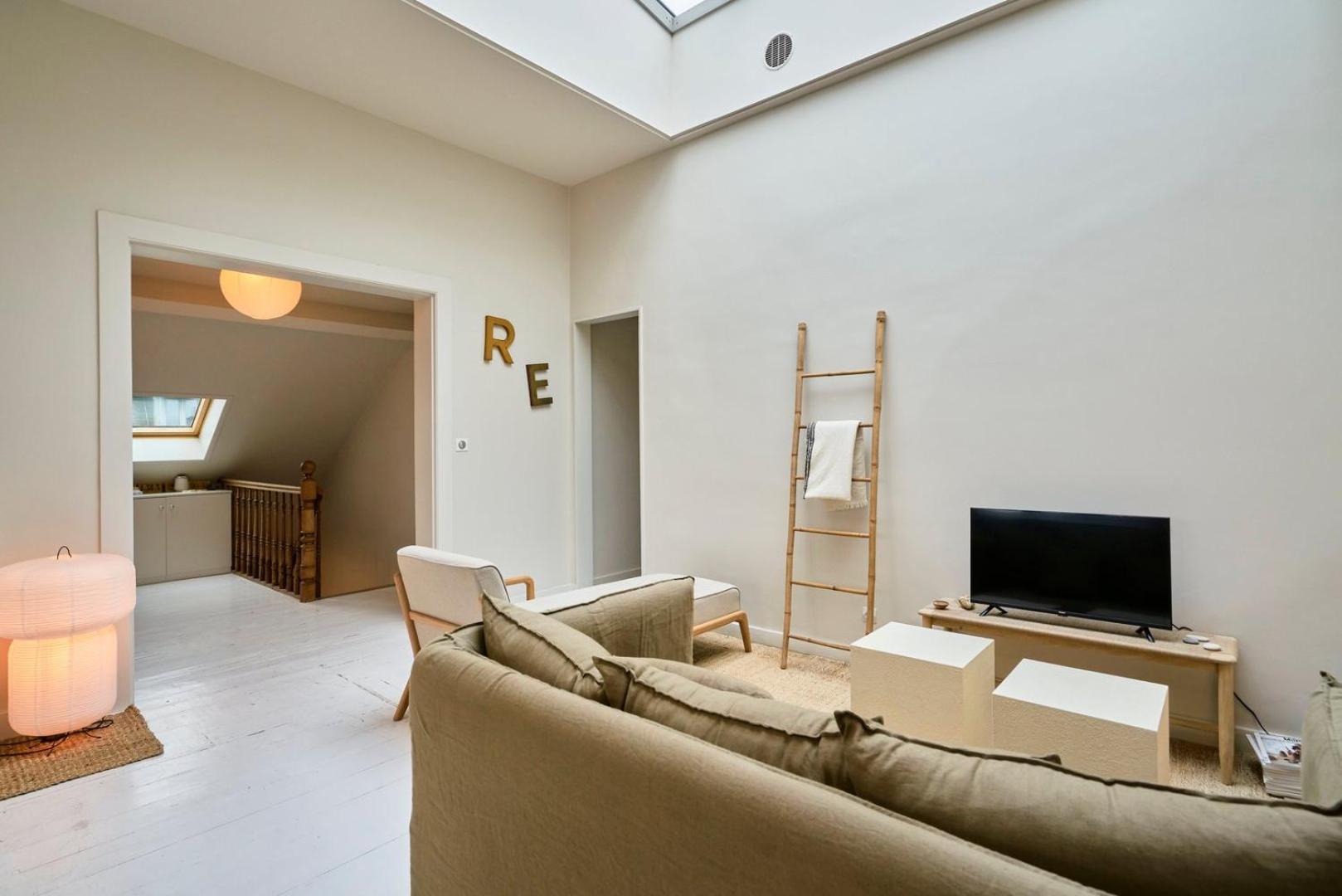 Apartment Atypical 2 Bedroom Near Train Station