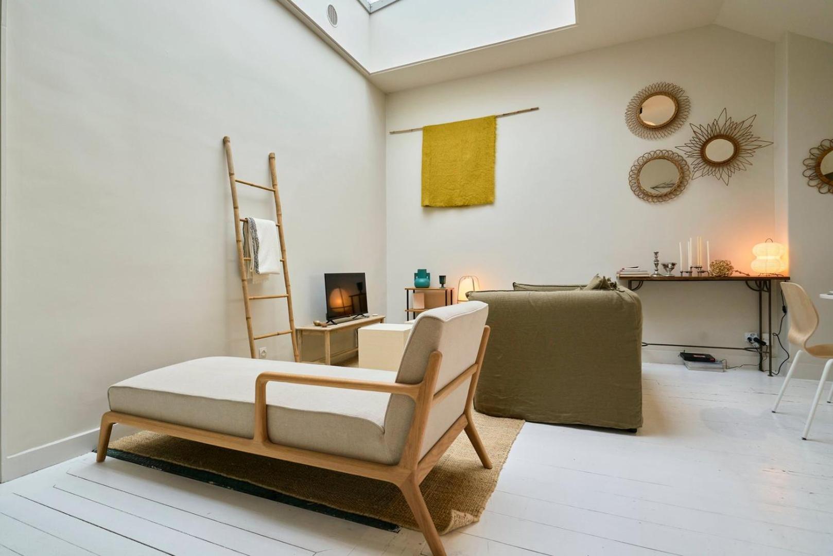 Atypical 2 Bedroom Near Train Station *